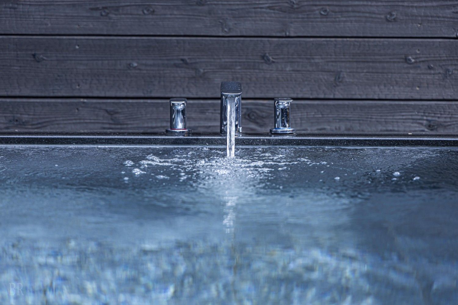 水風呂に注ぐ水