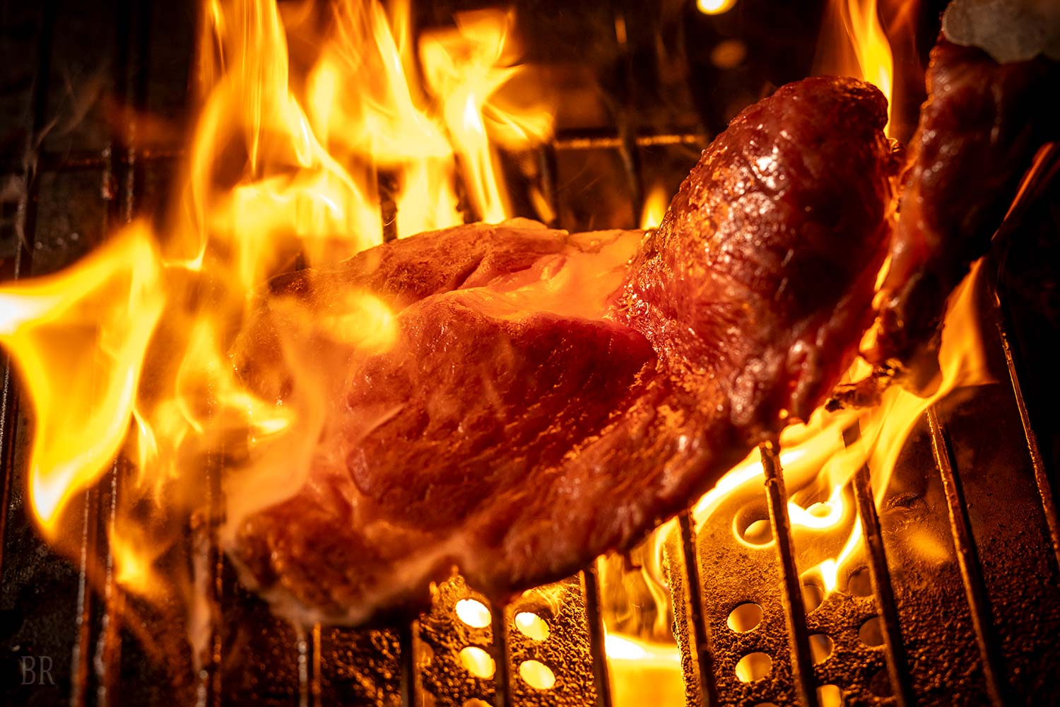 グリルで焼き上げるBBQの肉